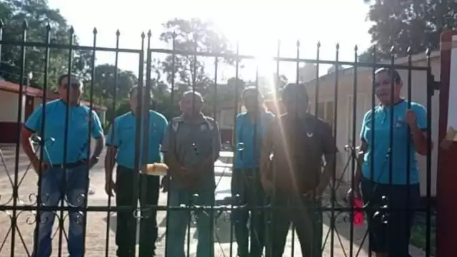 Las madres de familia de la escuela “Nicolás Bravo” dijeron que no liberarán a los trabajadores hasta tener una respuesta positiva de la SEQ