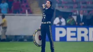 Critican a Alex Fernández por cómo cantó el Himno Nacional en la Final de la Liga MX