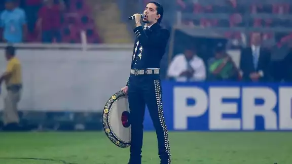 Alex Fernández fue duramente criticado por su forma de cantar el Himno Nacional. Foto: Twitter Alex Fernández fue duramente criticado por su forma de cantar el Himno Nacional. Foto: Twitter