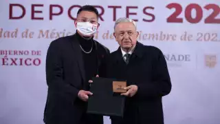 Julio Urías recibe el Premio Nacional de Deportes 2021