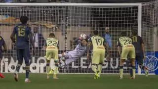 Doble atajada de Guillermo Ochoa salva al América