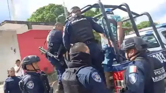 Uno de los ladrones intento escapar en un taxi, pero fue el mismo taxista el que lo regresó al lugar de los hechos