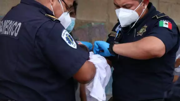 Según se informó en el lugar, el bebé tiene cerca de cinco a ocho días de nacido Según se informó en el lugar, el bebé tiene cerca de cinco a ocho días de nacido