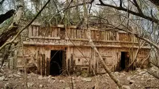 El predio posee más de 18 has. y en él se encuentra una zona de ruinas, debidamente registrada en el Atlas Arqueológico de Yucatán
