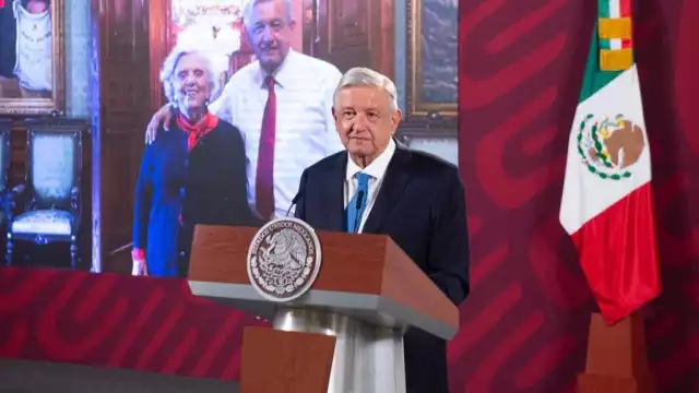 AMLO le envió un abrazo a la escritora Elena Poniatowska por su cumpleaños