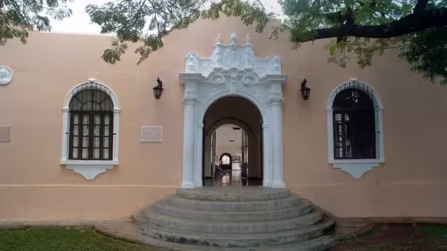 El alumno fue expulsado por presunta mala conducta y abuso de sustancias