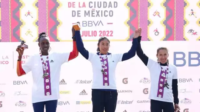 La mexicana quedó en primer lugar del Medio Maratón de la CDMX. Foto: @Claudiashein