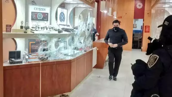 Ladrones llegan con mazos y roban joyería en Plaza Lindavista