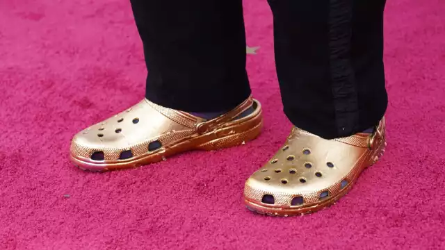 Questlove sorprendió al llegar a la alfombra roja vistiendo unos crocs  dorados