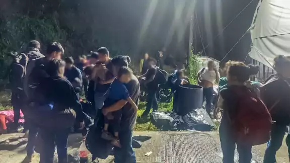 Los migrantes viajaban con menores de edad Los migrantes viajaban con menores de edad