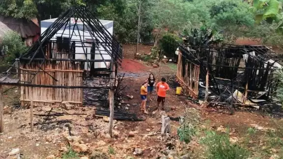 La casa era de paja y se incendió rápidamente, contó Doña Gabriela Vera, habitante de José María Morelos La casa era de paja y se incendió rápidamente, contó Doña Gabriela Vera, habitante de José María Morelos