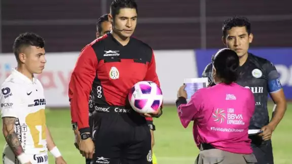 La lluvia hizo acto de presencia, pero ni así 'La Ola' dejó de ofender a su rival La lluvia hizo acto de presencia, pero ni así 'La Ola' dejó de ofender a su rival