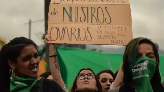 En medio de la marcha de colectivos feministas para exigir la interrupción legal del embarazo, algunas participantes agredieron a policías que resguardad la seguridad en el lugar