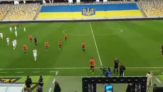 Una alerta un ataque aéreo ruso obligó a que un partido de futbol profesional en Ucrania fuera suspendido momentáneamente.