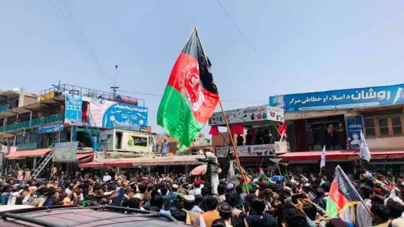 Los manifestantes se oponían a la bandera del Emirato Islámico que usan los talibanes Los manifestantes se oponían a la bandera del Emirato Islámico que usan los talibanes