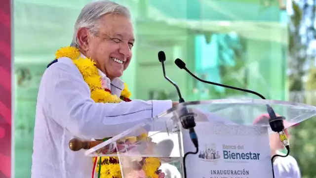 El Presidente se encuentra acompañado del gobernador de Oaxaca Alejandro Murat