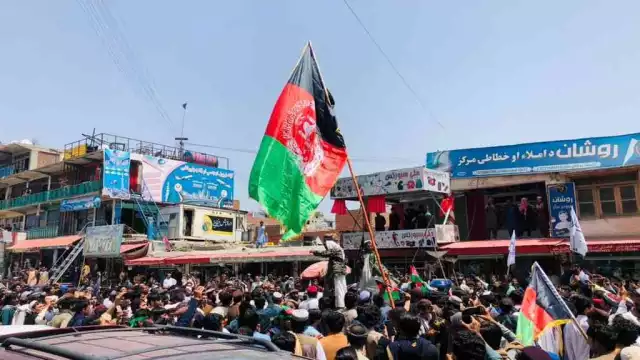Los manifestantes se oponían a la bandera del Emirato Islámico que usan los talibanes