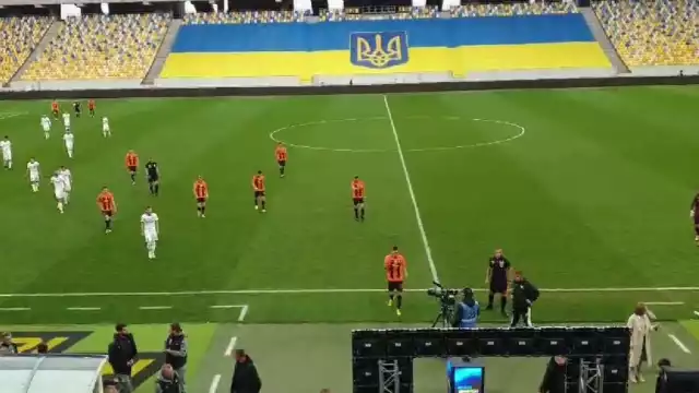 Una alerta un ataque aéreo ruso obligó a que un partido de futbol profesional en Ucrania fuera suspendido momentáneamente.