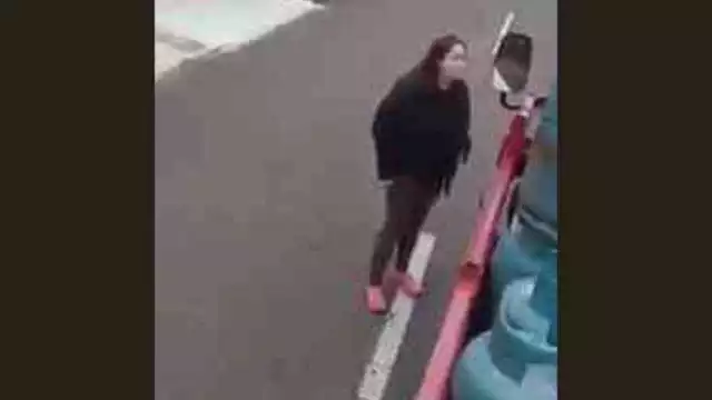 Mujer se enoja con el camión del gas