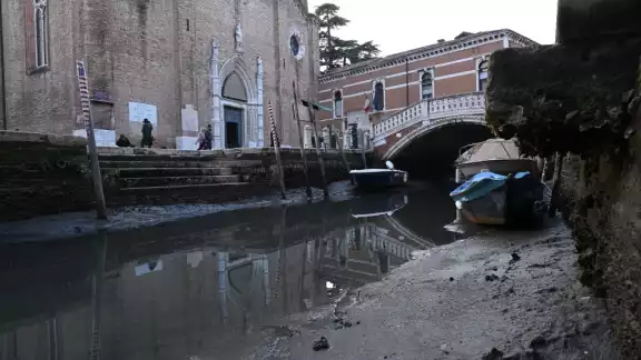 La marea baja ha causado que los canales de Venecia se secaran La marea baja ha causado que los canales de Venecia se secaran
