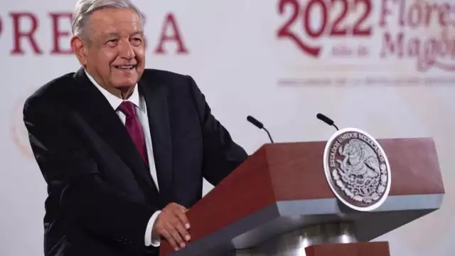 AMLO  adelantó que se pueden girar más órdenes de aprehensión sobre el caso Ayotzinapa.