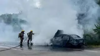 Vehículo se incendia en la carretera Playa del Carmen-Tulum