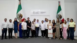 El acto oficial se llevó al cabo en la sala Maestra Consuelo Zavala Castillo, donde Lozano Poveda felicitó a la pareja de actores