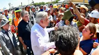 López Obrador escuchó las inquietudes de los familiares de los mineros de Sabinas. Foto: Especial
