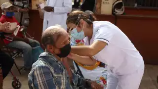 De forma paciente los sexagenarios esperaron su turno en el módulo de vacunación