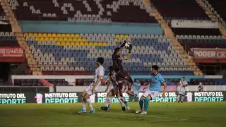 El encuentro se lleva a acabo en el estadio "Andrés Quintana Roo"