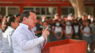 Joaquín Díaz Mena, delegado del Gobierno Federal, supervisó la entrega de becas