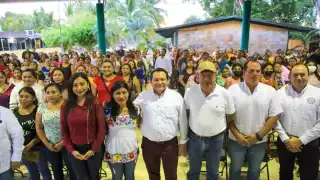 Joaquín Díaz Mena otorga tarjetas bancarias a los padres de familia para que reciban la ayuda monetaria