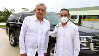 López Obrador llegó en una aeronave militar acompañado del Secretario de la Defensa Nacional