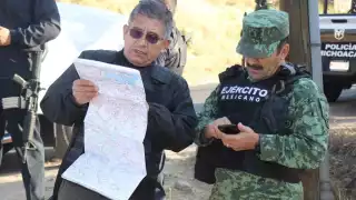 Elementos de seguridad de los tres niveles trabajan en las investigaciones de la masacre. Foto: Twitter @SSeguridad_Mich