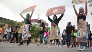 Cierran avenidas principales de Cancún por marcha del 25N