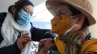 Hasta el momento se aplican dosis de refuerzo para mayores de 50 años en la CDMX. Foto: Twitter @Claudiashein