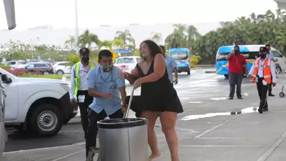 La mujer agredió a personal del aeropuerto