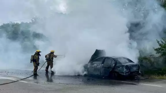 Bomberos de playa del Carmen apagando el fuego en el vehículo