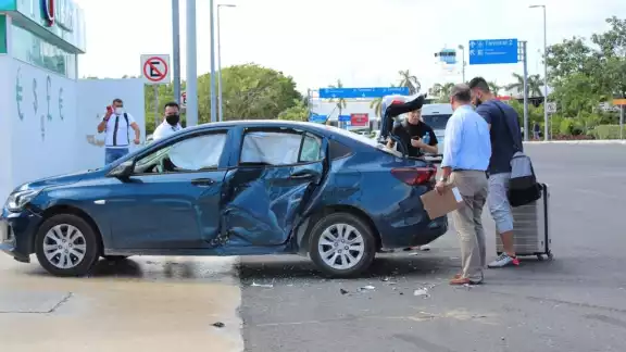 El turista no tuvo precaución y provocó el accidente dentro del Aeropuerto de Cancún El turista no tuvo precaución y provocó el accidente dentro del Aeropuerto de Cancún