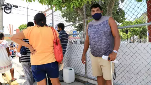 Don Cervacio acudió a recibir su segunda dosis del biológico