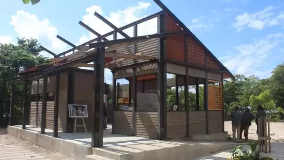 El diseño de las viviendas fue presentado; indicaron que, con un máximo de 100 m2, se plantea fabricarlas para las familias reubicadas El diseño de las viviendas fue presentado; indicaron que, con un máximo de 100 m2, se plantea fabricarlas para las familias reubicadas