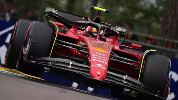 Ferrari ha tenido que abandonar por una serie de accidentes durante el Gran Premio de Emilia Romagna Ferrari ha tenido que abandonar por una serie de accidentes durante el Gran Premio de Emilia Romagna