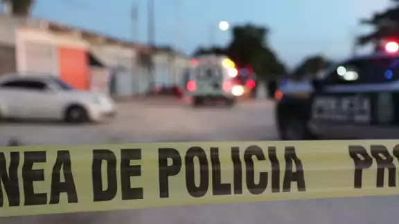 El cuerpo se encontraba entre bolsas negras El cuerpo se encontraba entre bolsas negras