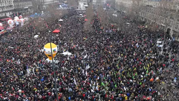 La clase trabajadora de Francia ha salido a las calles para protestar por la reforma de Macron La clase trabajadora de Francia ha salido a las calles para protestar por la reforma de Macron