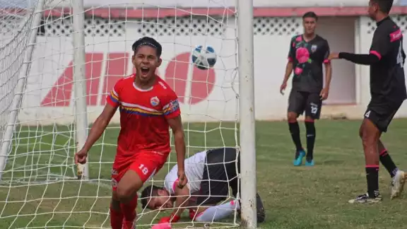 Israel Tello fue mediocampista de Pioneros Junior de Cancún, y ahora va a jugar en la categoría Sub-18 con los Rayos del Necaxa