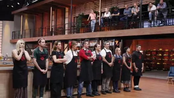 Al final del reto de eliminación, siete concursantes subieron al balcón dejando a los demás en la cuerda floja