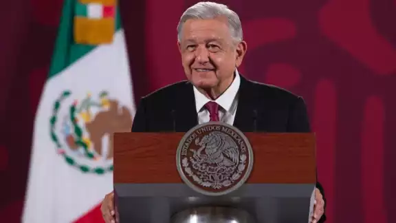 AMLO aprovechó unos minutos de su conferencia para exhibir un video en el que elementos de la Defensa Nacional rescataron a un niño AMLO aprovechó unos minutos de su conferencia para exhibir un video en el que elementos de la Defensa Nacional rescataron a un niño