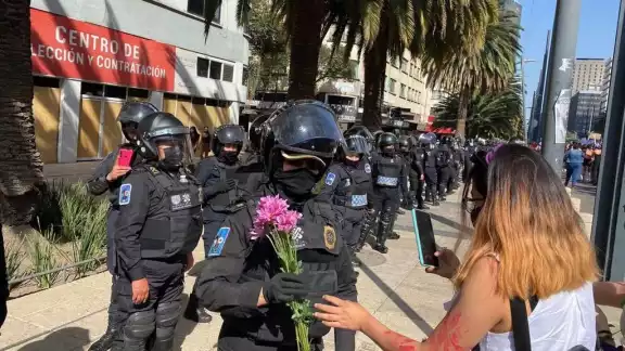 Las policías recibieron rosas por parte de las manifestantes. Foto: Twitter @Minnie_Mousse1
