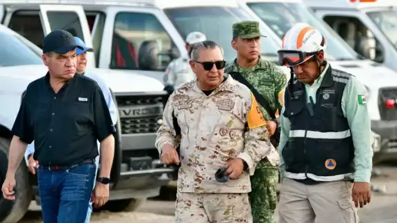 Buzos suspenden búsqueda de 10 mineros atrapados en Sabinas, Coahuila Buzos suspenden búsqueda de 10 mineros atrapados en Sabinas, Coahuila