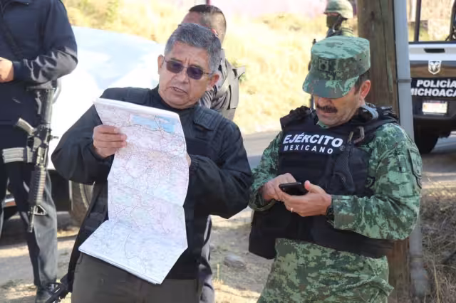 Elementos de seguridad de los tres niveles trabajan en las investigaciones de la masacre. Foto: Twitter @SSeguridad_Mich